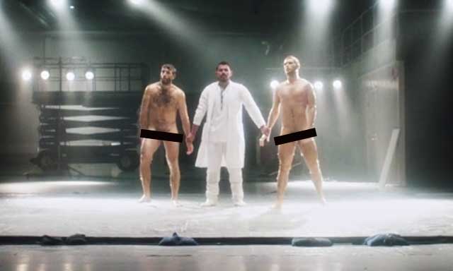 Homens lutam sem roupa em campanha sueca. Assista ao vídeo sem censura!