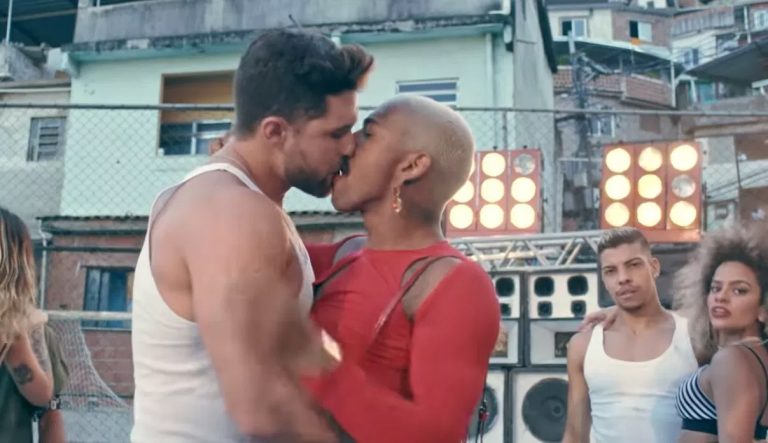 Nego do Borel leva a Internet a loucura com seu beijo gay no clipe de “Me Solta”