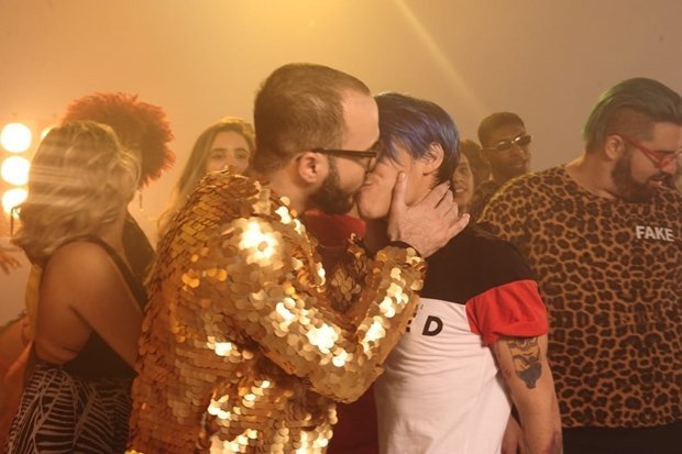 Ex-BBB beija outro homem no clipe Vem Preparada, de Mica Condé