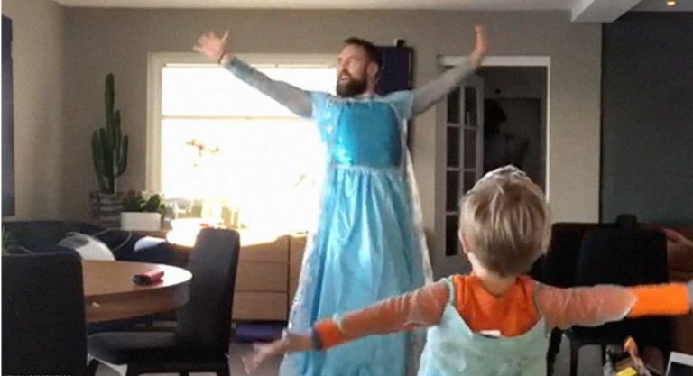 Vestidos de Elsa, pai e filho dançam ‘Let It Go’ e vídeo bomba na Internet