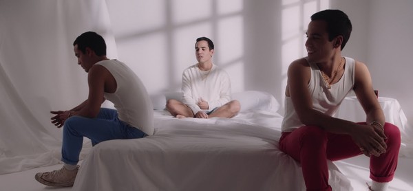 VÍDEO: Bruno Gadiol lança música e clipe Relacionamento Aberto. Comentários.