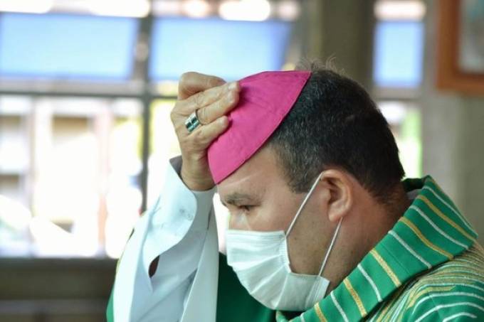 Bispo renúncia após vazar vídeo íntimo com homem em Rio Preto