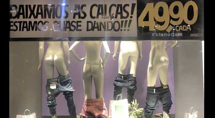 Loja ‘abaixa as calças’ e cria anúncio com duplo sentido ‘estamos quase dando’ no Litoral de São Paulo